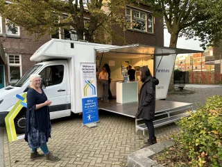 De Gezonde Huiskamer op afstand met drie mensen erin en twee mensen wachtend buiten